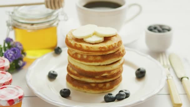 Pancakes with slices of banana and berries — Stock Video