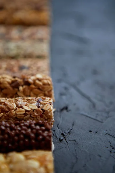Ligne de barres énergétiques céréales granola sans gluten mélangé. aux fruits secs et aux noix . — Photo