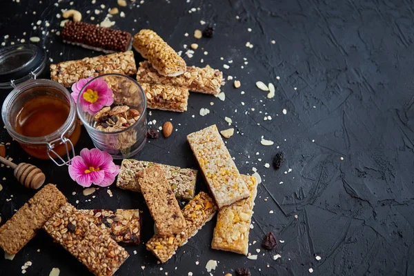 Friska superfood sammansättning. Olika typer granola energi protein barer med honung i burk — Stockfoto