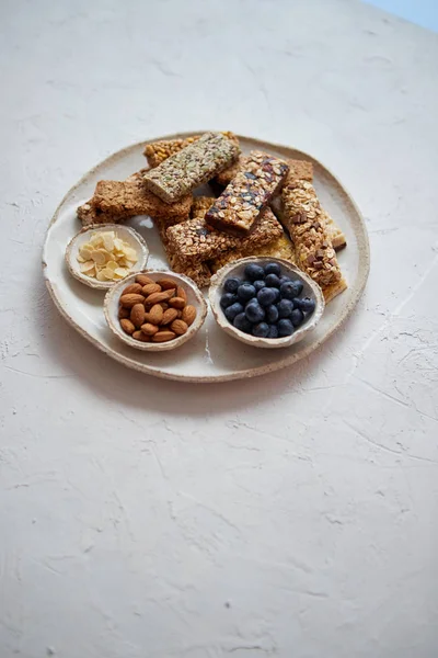 Composition mixte de barre de nutrition énergétique, granola sur plaque de céramique sur fond blanc — Photo