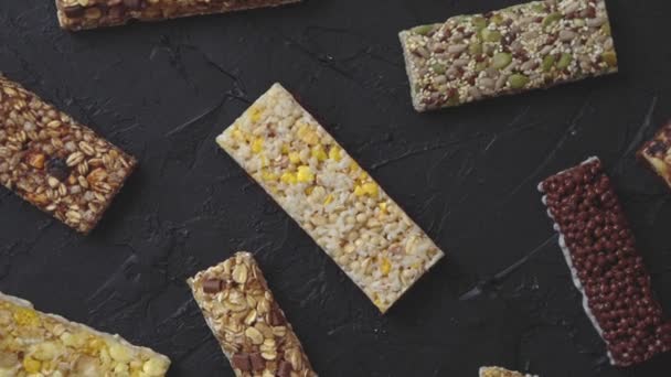 Diverse smaak en smaak granola fitness bars concept — Stockvideo