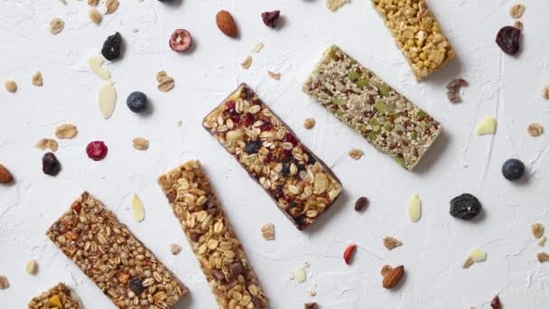 Zelfgemaakte glutenvrije granola repen met gemengde noten, zaden, gedroogde vruchten — Stockvideo