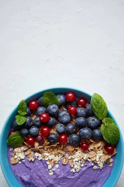 Gesundes Essen. Frisches Obst Brombeeren und Johannisbeeren Joghurt oder Smoothie mit Hafer und Flocken — Stockfoto
