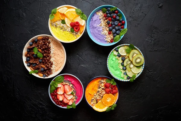 Diverse gezonde verse smoothies of yoghurt in kommen. met aardbeien, kiwi 's, chia' s, bramen — Stockfoto