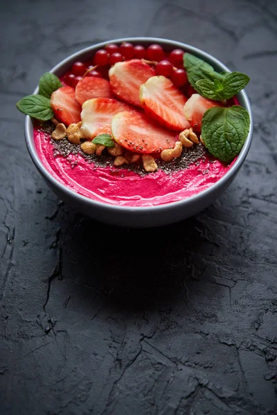 Smoothie aux baies d'été ou bol de yaourt aux fraises, groseilles rouges et graines de chia sur fond noir — Photo