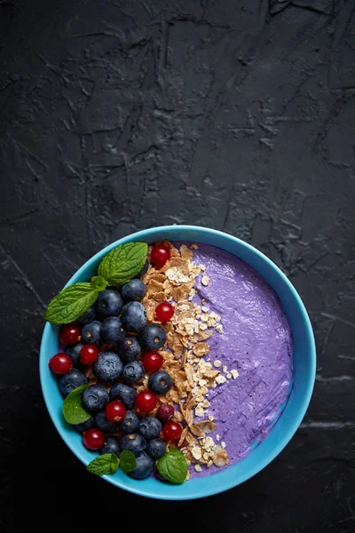 Gesundes Essen. Frisches Obst Brombeeren und Johannisbeeren Joghurt oder Smoothie mit Hafer und Flocken — Stockfoto