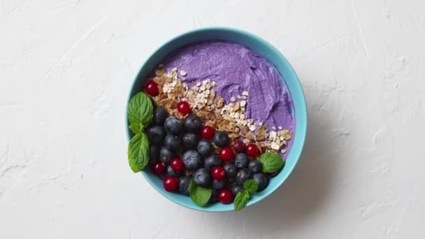 Sağlıklı gıda konsepti. Taze meyve böğürtlen ve üzümlü yoğurt veya yulaf ve gevrekli smoothie. — Stok video
