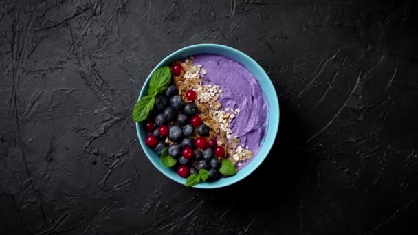Concepto de comida saludable. Fruta fresca Moras y grosellas yogur o batido con avena y copos — Vídeos de Stock