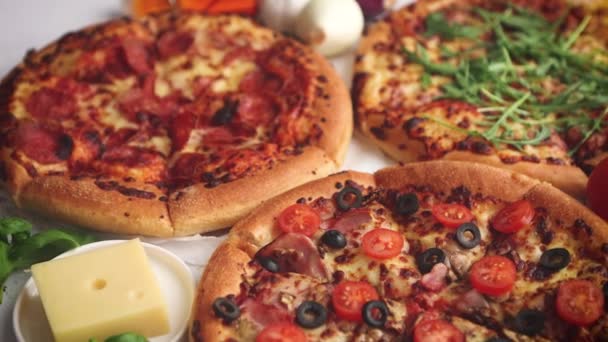 Três pizzas de estilo americano servidas em uma mesa — Vídeo de Stock