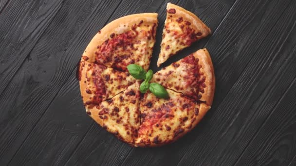 Pizza Margarita rebanada con hojas de albahaca — Vídeo de stock