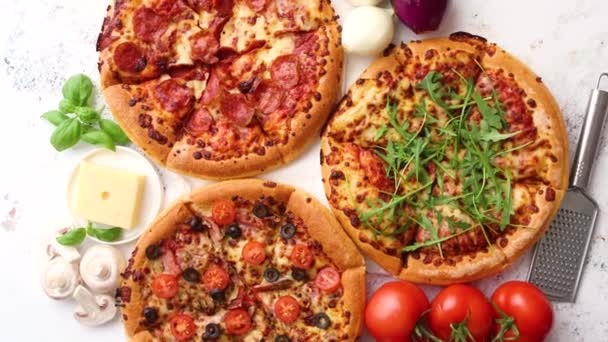 Kopplingar av italienska eller amerikanska pizzor med ingredienser — Stockvideo