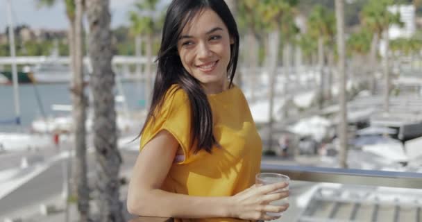 Содержательная молодая женщина, наслаждающаяся видом на курорт — стоковое видео