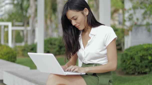 Wesoły młoda kobieta korzysta z laptopa — Wideo stockowe