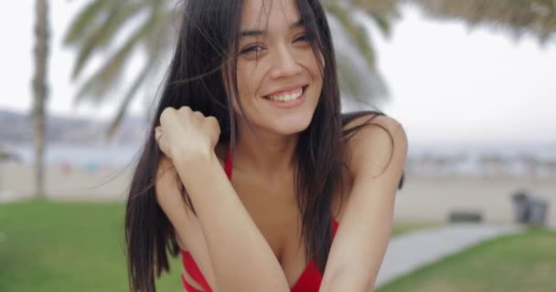Chica joven sensual en traje de baño en la playa — Vídeos de Stock