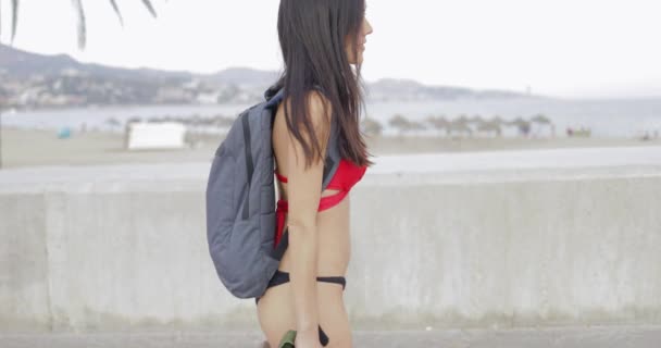 Bikini sırt çantası ile içerik kadın — Stok video