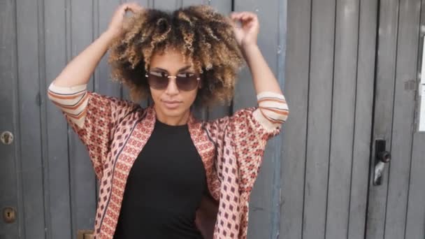 Hermosa mujer negra riendo bajo el sol — Vídeos de Stock