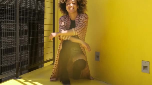 Крута етнічна жінка позує на вулиці — стокове відео