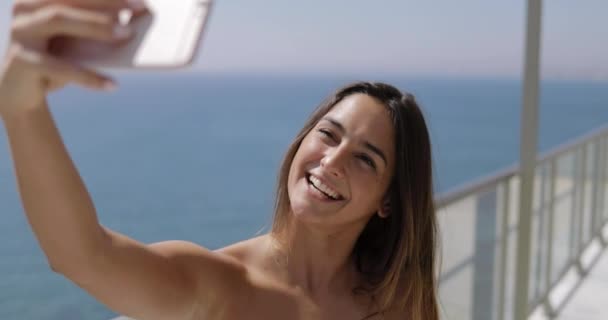 Charming girl posing for selfie in hotel — Stock Video