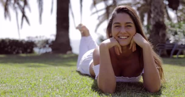Aufgeregtes Mädchen praktiziert Yoga an der Küste — Stockvideo