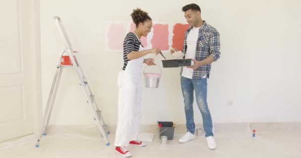 Jeune couple essayant différentes nuances de peinture — Video