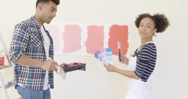 Pareja joven revisando muestras de pintura — Vídeos de Stock