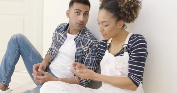 Joven negro pareja sentarse y escuchar música — Vídeos de Stock