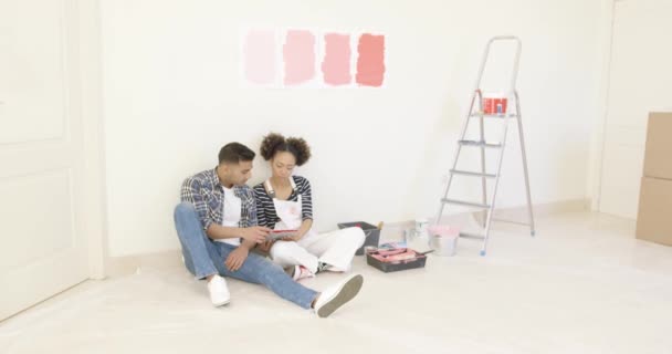 Young couple use tablet to discuss colors — Stock Video