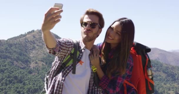 Junges Paar macht Selfie beim Wandern — Stockvideo