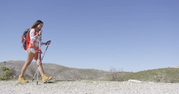 Молодая туристка, гуляющая в горах — стоковое видео