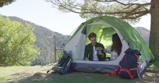 Zwei Personen ruhen sich im Zelt aus — Stockvideo