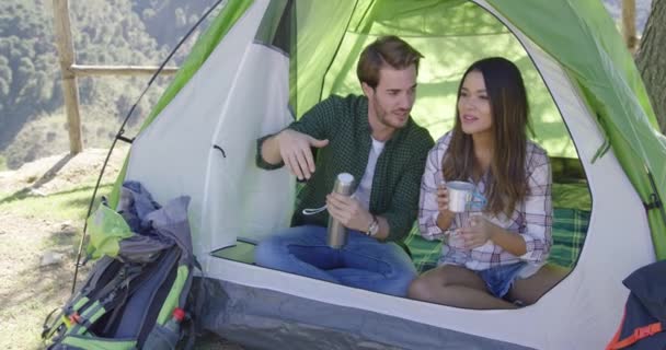Счастливая пара отдыхает в палатке — стоковое видео