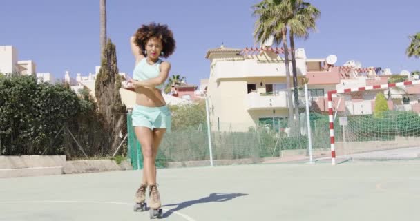 Jeune jolie femme chevauchant en patins à roulettes — Video
