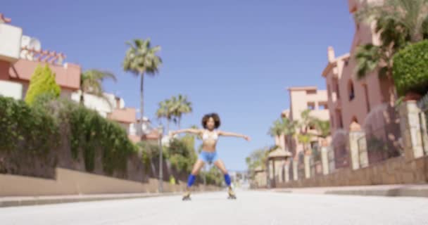 Женщина позирует на роликовых коньках — стоковое видео