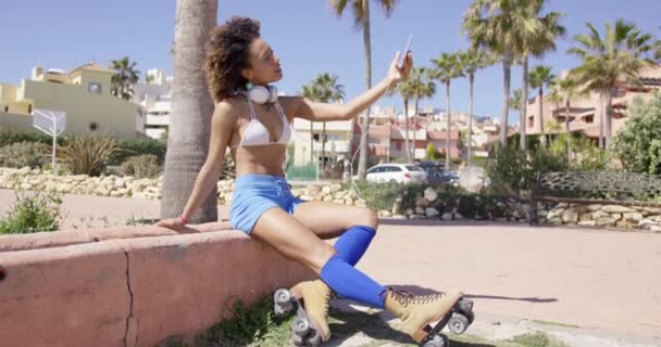 Alegre mujer con traje de baño top y pantalones cortos azules — Vídeo de stock