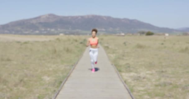 Hübsche Frau joggt auf dem Bürgersteig — Stockvideo