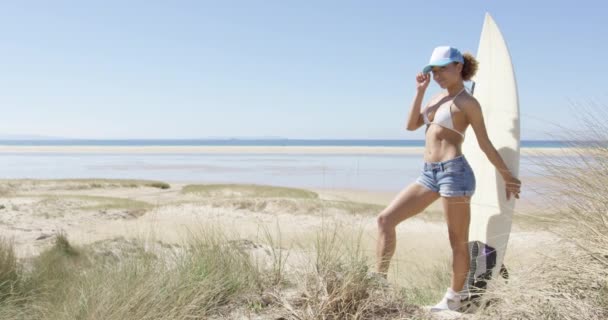 女性与冲浪欣赏水景 — 图库视频影像