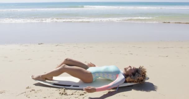 Молода жінка на дошці для серфінгу — стокове відео