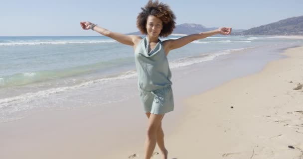 女性穿夏天连身裤摆在海滩上 — 图库视频影像
