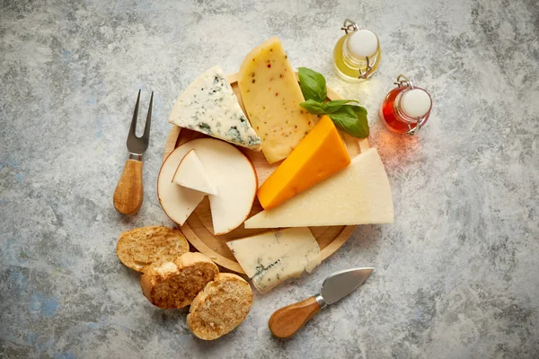 Vari tipi di formaggio servito su tavola di legno rustico — Foto Stock