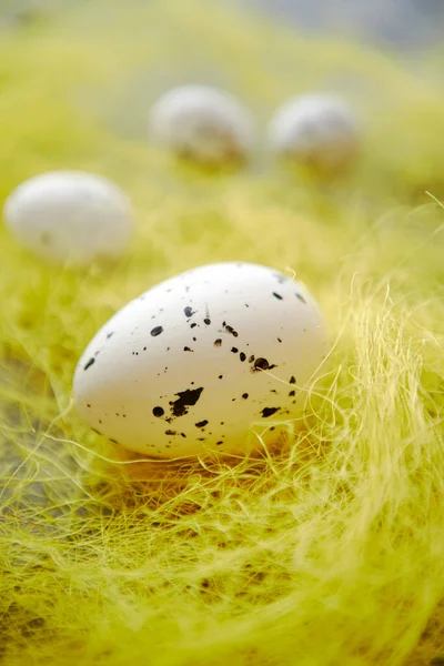 Weiße Ostereier mit Sommersprossen auf dem gelben Heu. — Stockfoto