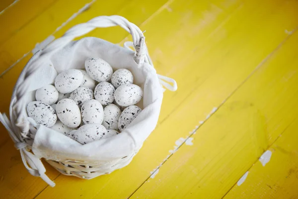 Λευκό ψάθινο καλάθι σε ορτύκια αυγά. Η έννοια των διακοπών του Πάσχα — Φωτογραφία Αρχείου