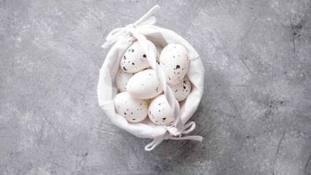 Composición de huevos de Pascua punteados tradicionales blancos en canasta de mimbre blanco — Vídeos de Stock