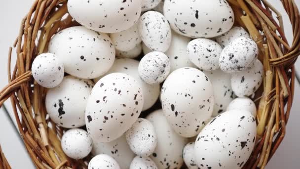 Cesta de huevos de Pascua punteados blancos en canasta de mimbre marrón — Vídeos de Stock