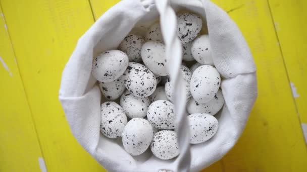 在白色柳条篮子里的鹌鹑蛋。复活节假期的概念 — 图库视频影像