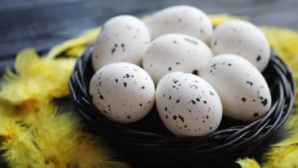 Bütün tavuk yumurta siyah bir rustik ahşap zemin üzerine bir yuvada. Paskalya sembolleri — Stok video