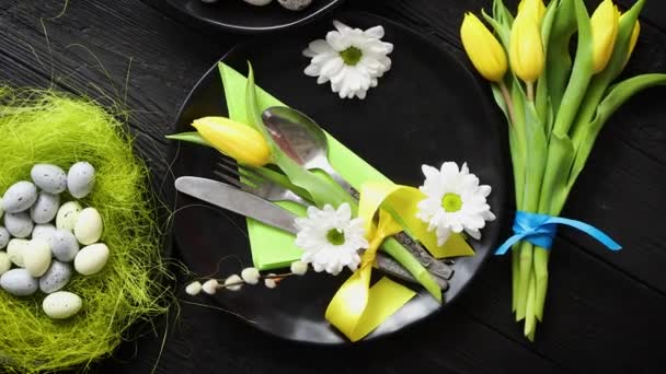 Páscoa composição prato de mesa primavera com flor de tulipa amarela — Vídeo de Stock