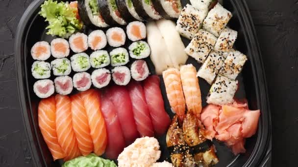 Vários tipos de sushi na placa ou platter set — Vídeo de Stock