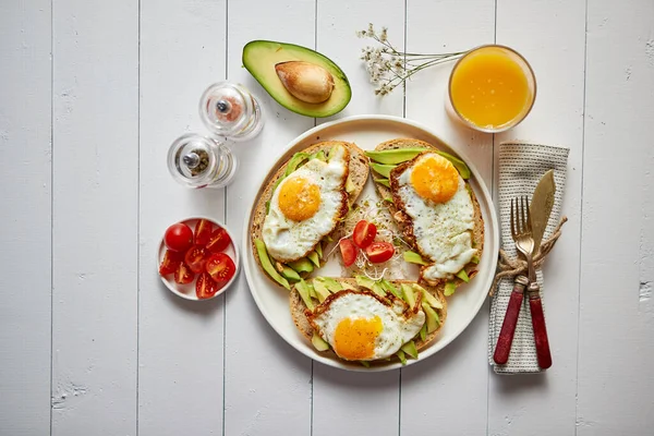 Heerlijk gezond ontbijt met gesneden avocado sandwiches met gebakken ei — Stockfoto