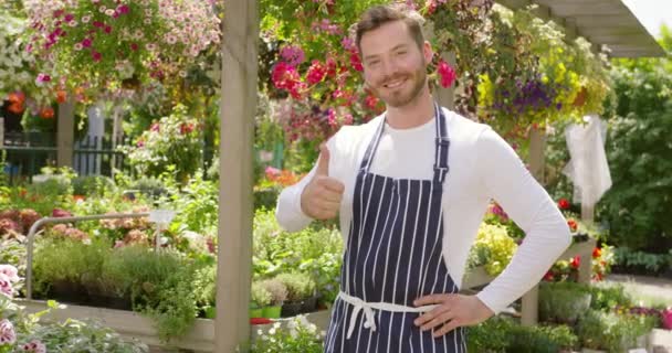 Lächelnder hübscher Gärtner, der steht und posiert — Stockvideo