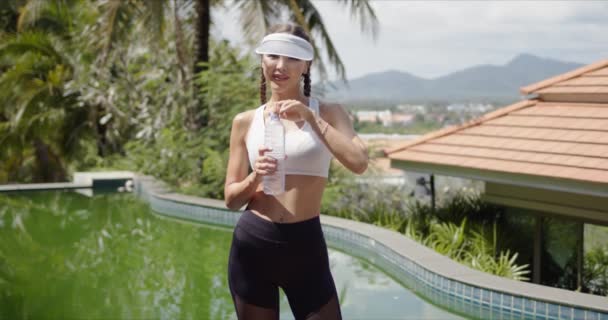 Slim sportive eau potable près de la piscine — Video